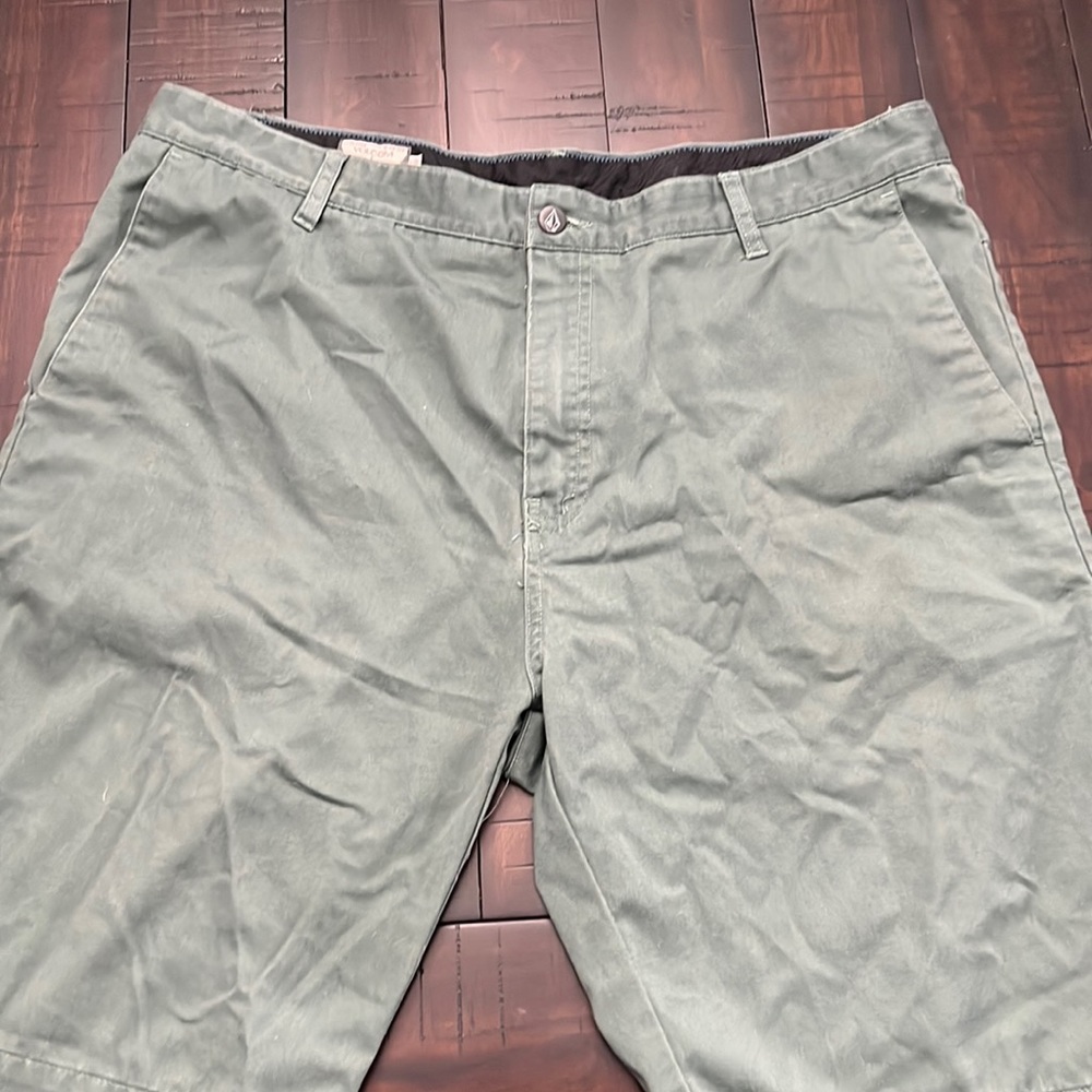 Volcom size 38 flat front shorts GREEN size 38
